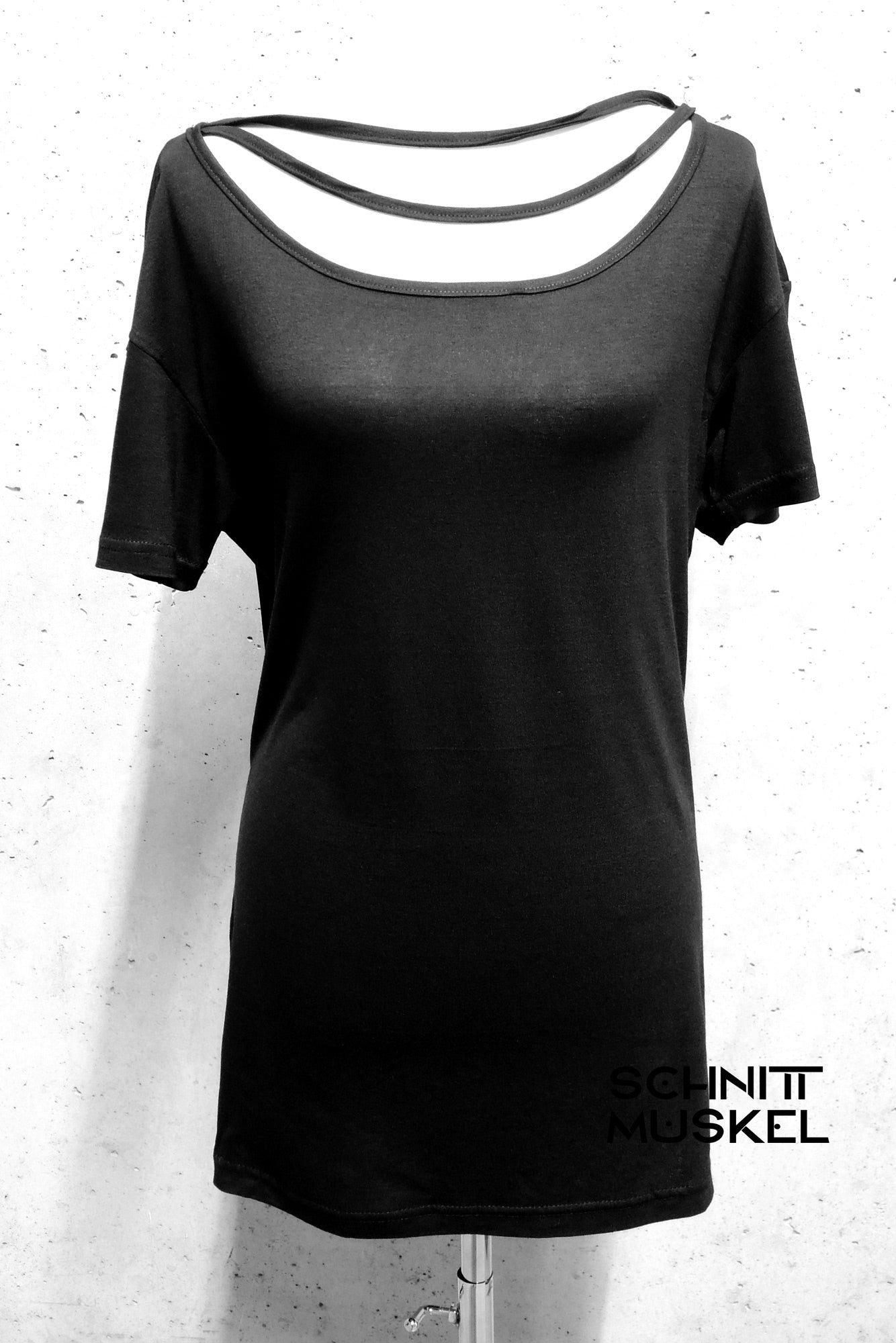 Gothicmode für Damen, darkavantgarde MOde für Damen, schwarze Mode für Damen, raffiniertes oversized shirt, Shirt mit Bändern, darkwear