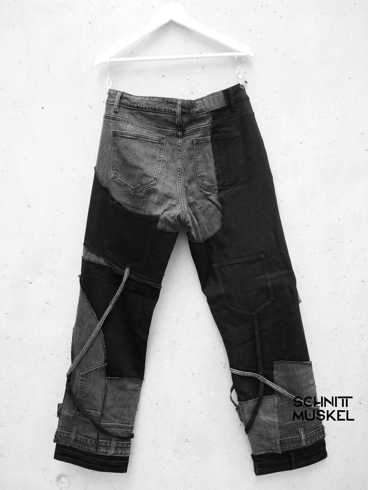 patchwork Jeans, upcycling jeans, Gothicjeans, Gothicmode für Männer, postapokalyptische Mode, Cyberjeans, Cyberhose, Hose mit Gurten, aussergewöhnliche Jeans