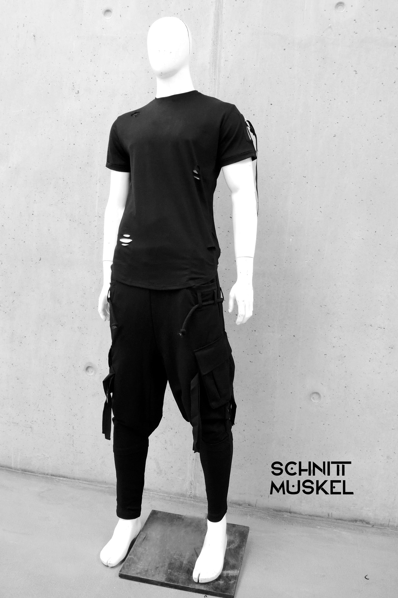 Streetgoth style, destroyedfashion. Gothifashion. Gothicmode für Männer, Gothicmode für Herren, Gothic Jogginghose