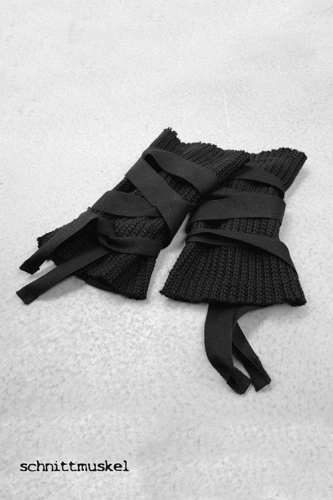 schwarze Armstulpen, darkavantgarde Mode, Gothicarmstulpen, dark madmax