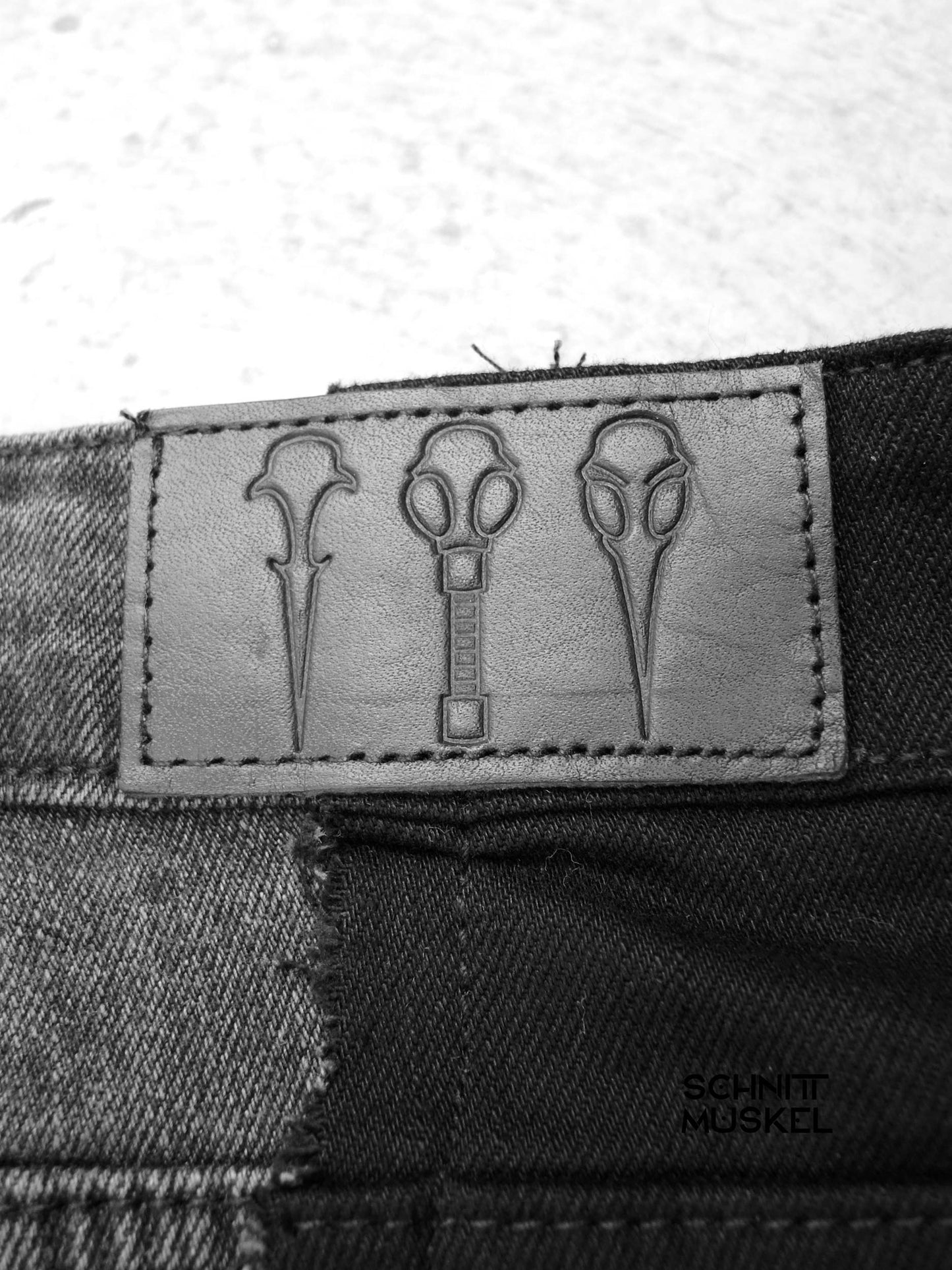 patchwork Jeans, upcycling jeans, Gothicjeans, Gothicmode für Männer, postapokalyptische Mode, Cyberjeans, Cyberhose, Hose mit Gurten, aussergewöhnliche Jeans