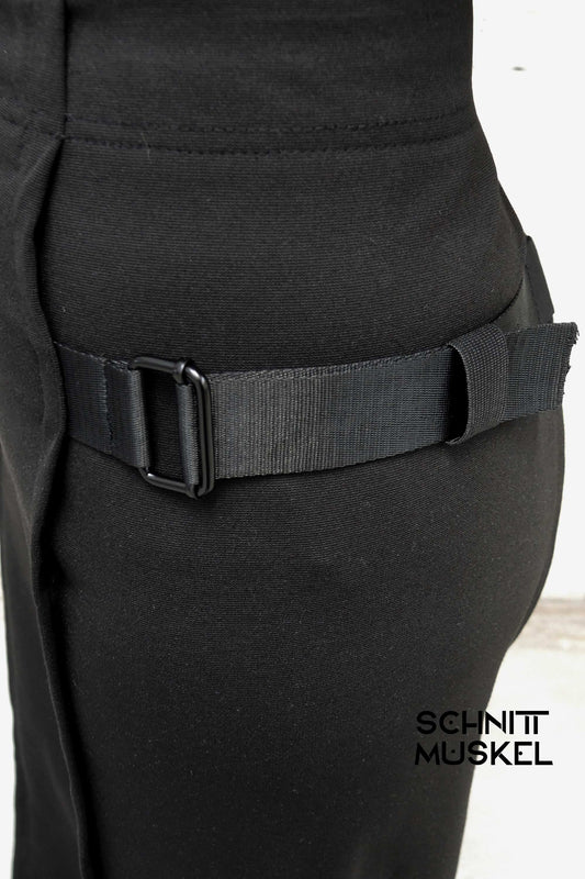 schwarze weite Hose, weite Hose, Hose mit Schlitz, weite Hose mit Schlitz, Hose mit Schlitz vorne, Hose mit Schnallen