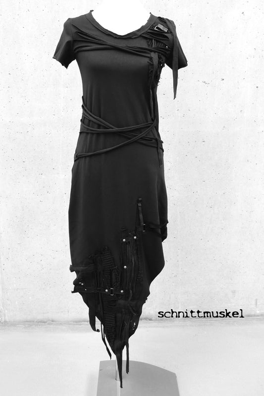 destroyed Kleid, Gothickleid, dark avantgarde Kleid, asymmetrisches Kleid, Kleid mit NIeten, Pagankleid, Paganstyle