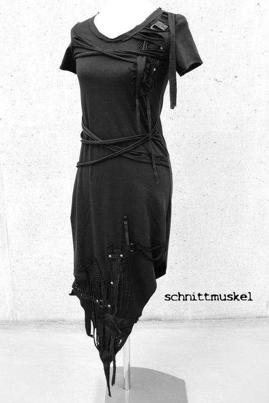 destroyed Kleid, Gothickleid, dark avantgarde Kleid, asymmetrisches Kleid, Kleid mit NIeten, Pagankleid, Paganstyle