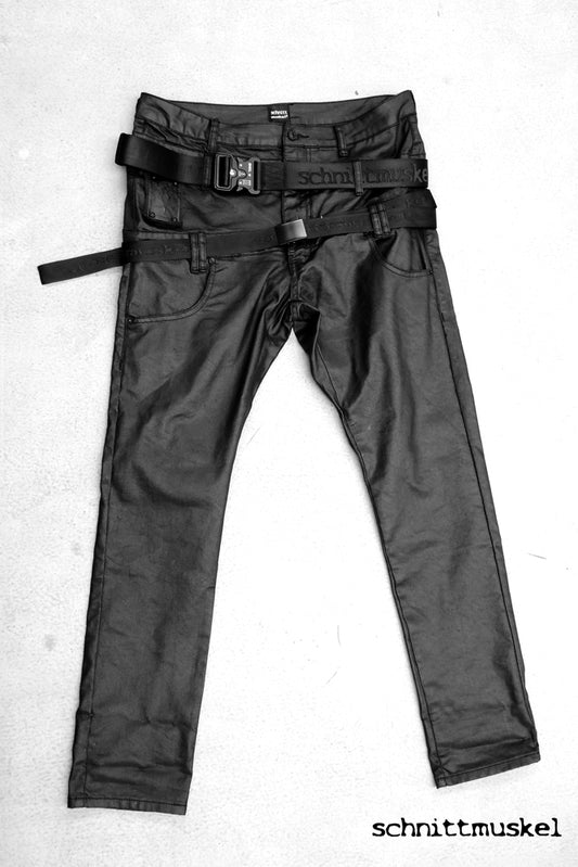 Jeans denim gewachst, schwarze Jeans, Jeans mit Gürteln, Gothicjeans dark avantgarde jeans. aussergewöhnliche Herrenjeans
