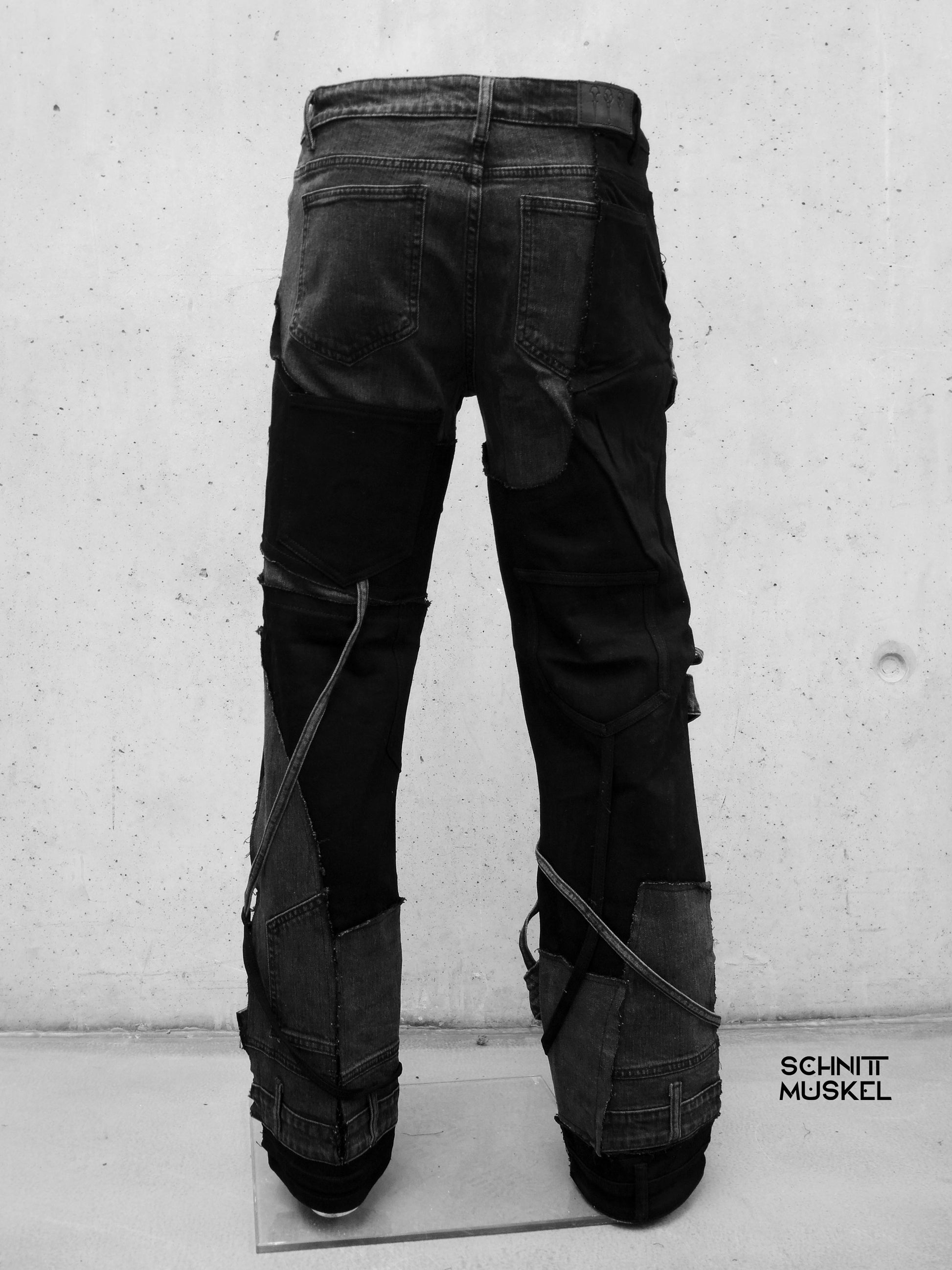 patchwork Jeans, upcycling jeans, Gothicjeans, Gothicmode für Männer, postapokalyptische Mode, Cyberjeans, Cyberhose, Hose mit Gurten, aussergewöhnliche Jeans