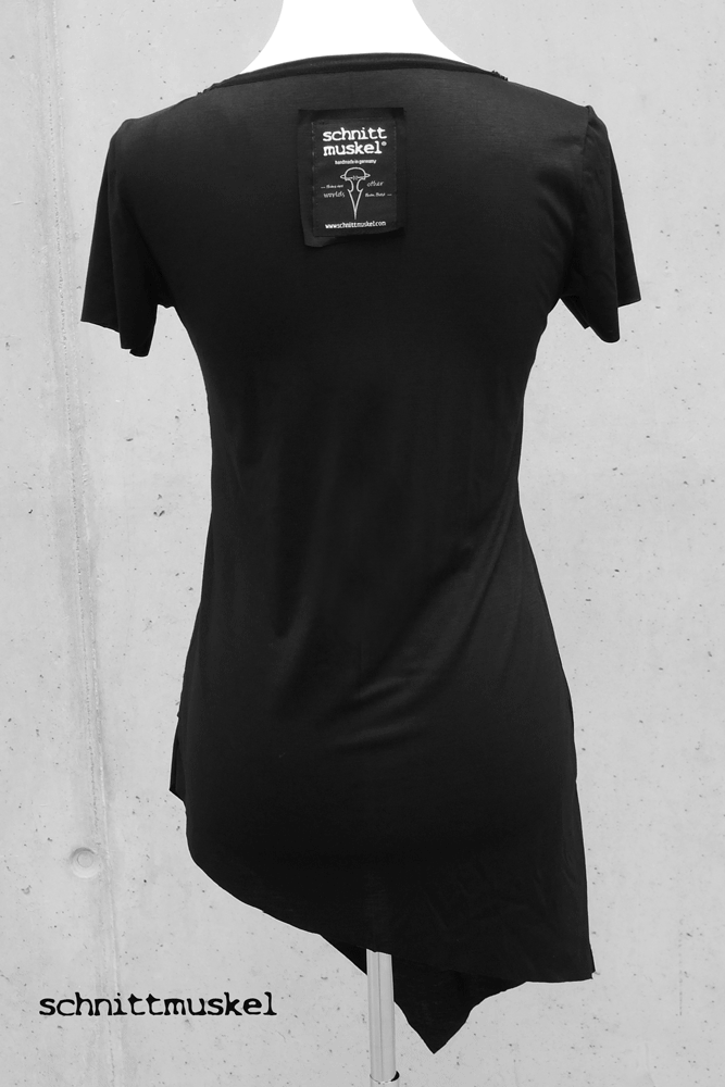 asymmetrisches T-Shirt, dark avantgarde Mode, gothicmode