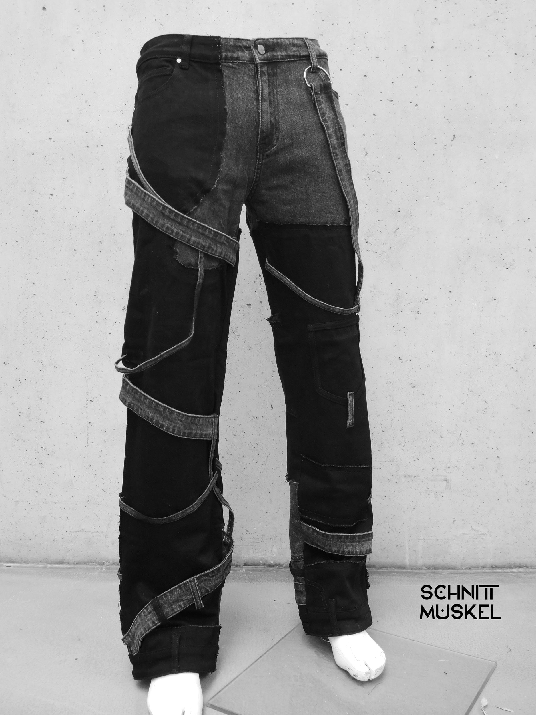 patchwork Jeans, upcycling jeans, Gothicjeans, Gothicmode für Männer, postapokalyptische Mode, Cyberjeans, Cyberhose, Hose mit Gurten, aussergewöhnliche Jeans