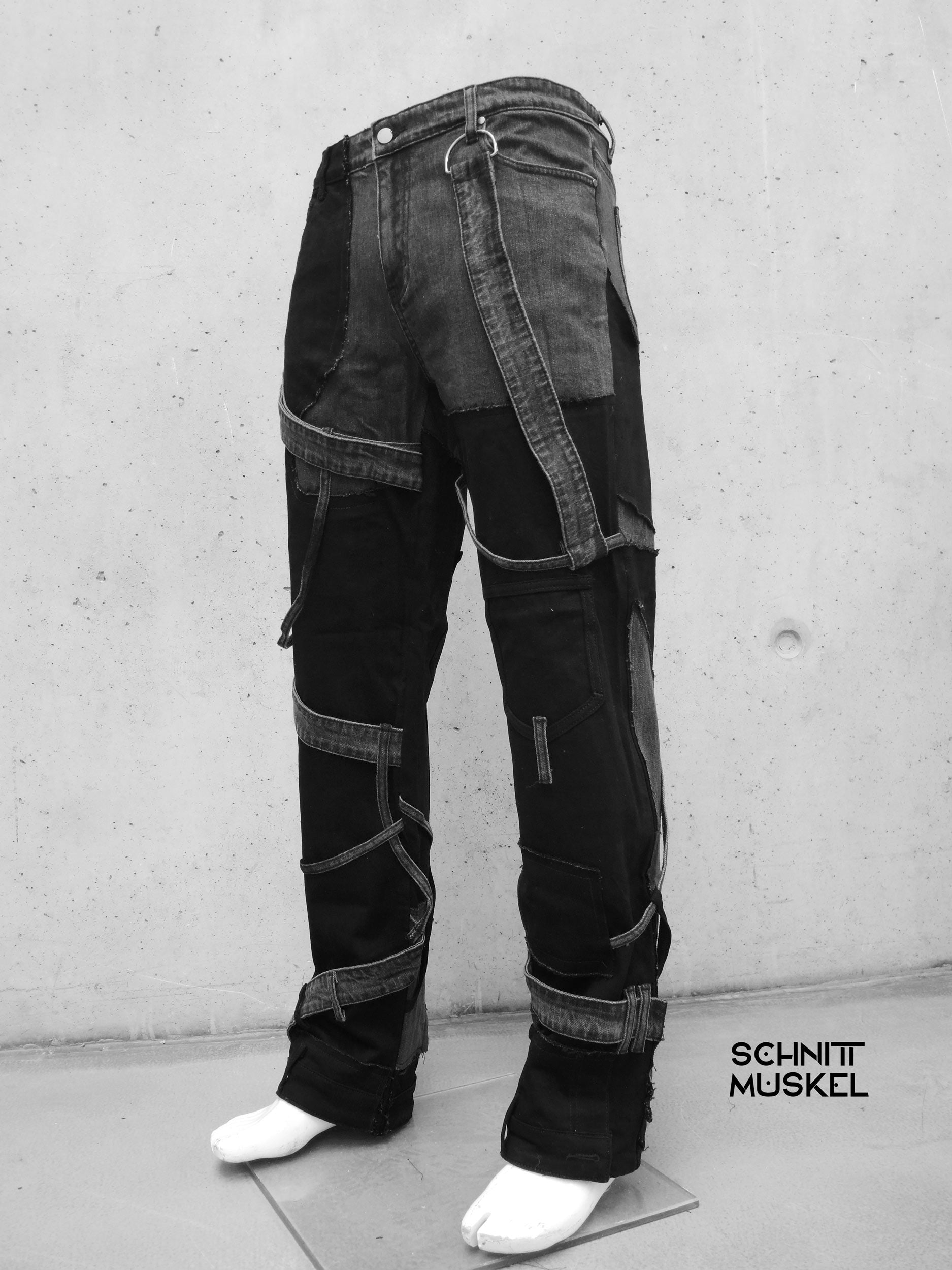 patchwork Jeans, upcycling jeans, Gothicjeans, Gothicmode für Männer, postapokalyptische Mode, Cyberjeans, Cyberhose, Hose mit Gurten, aussergewöhnliche Jeans