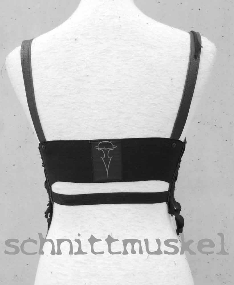 Harness, Harnessgürtel, Unterbrustweste, Unterbrustkorsett, Unterbrustgürtel, Gothickleidung, Gothicaccessoire, schnittmuskel, fetischfashion, fetischgürtel, postapokalyptische Mode, destroyed look, dark avantgarde, darkfashion, Kunstlederweste