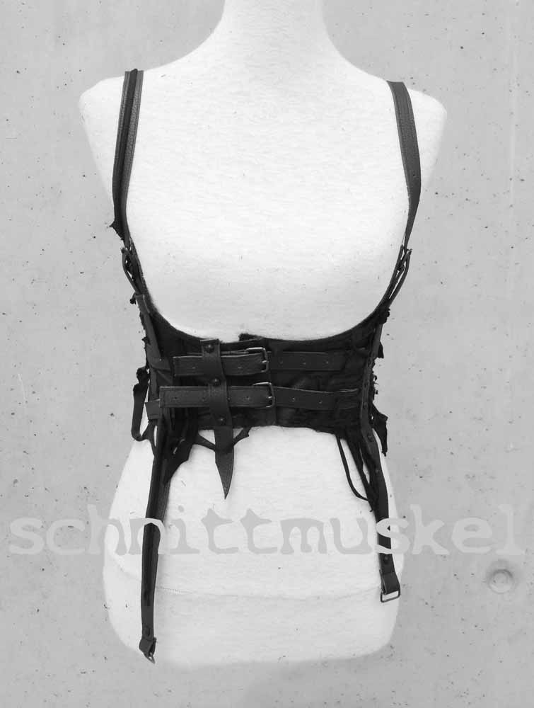 Harness, Harnessgürtel, Unterbrustweste, Unterbrustkorsett, Unterbrustgürtel, Gothickleidung, Gothicaccessoire, schnittmuskel, fetischfashion, fetischgürtel, postapokalyptische Mode, destroyed look, dark avantgarde, darkfashion, Kunstlederweste