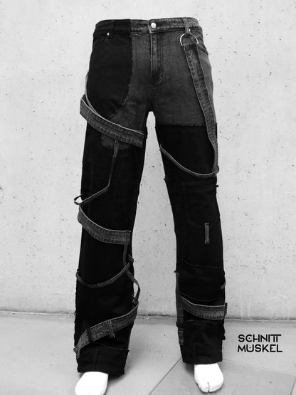 patchwork Jeans, upcycling jeans, Gothicjeans, Gothicmode für Männer, postapokalyptische Mode, Cyberjeans, Cyberhose, Hose mit Gurten, aussergewöhnliche Jeans