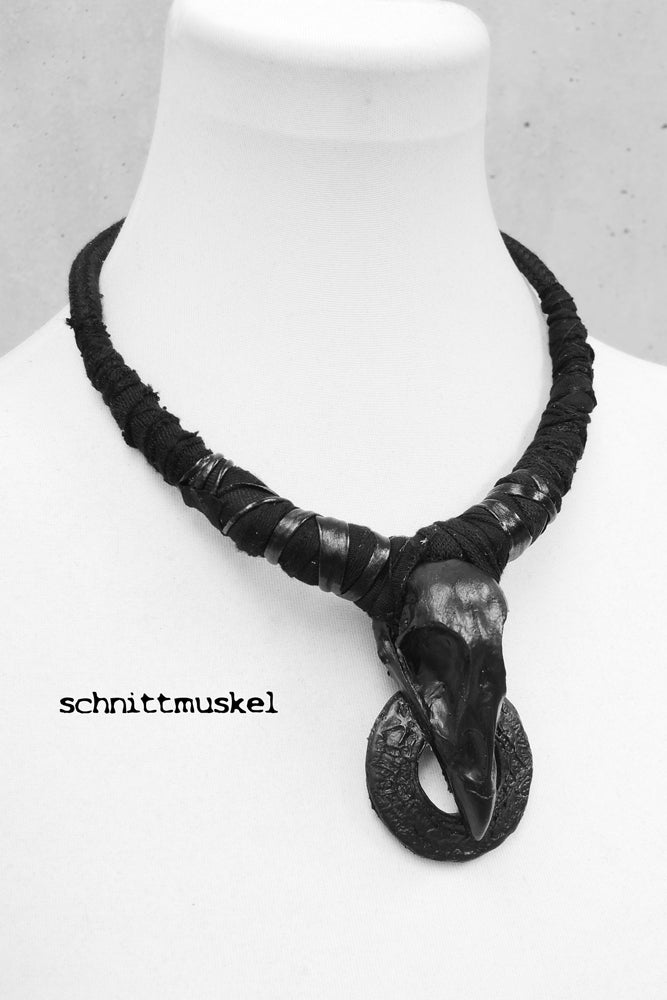 Wiccaschmuck, schwarzer Vogelschädel, Vogelschädelschmuck, Vogelschädel Anhänger, Gothicschmuck, dark avantgarde Schmuck, Pagan Schmuck