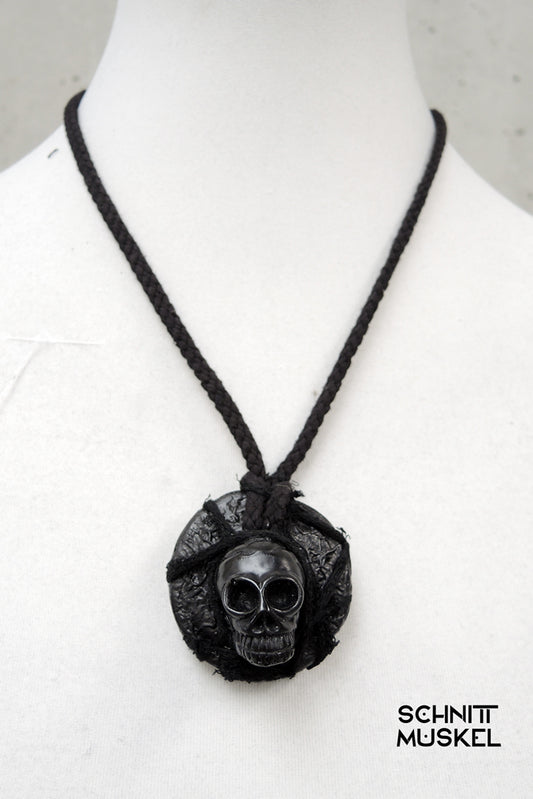 Gothicschmuck, schwarzer Totenkopf, schwarzer Schädel, Amultee mit Schädel, Amulett schwarz, black magic, wiccaschmuck, schwarze Magie Amulett